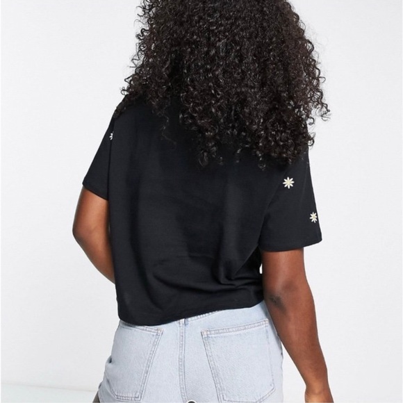 Embroidered Daisy Tee - Picture 3 of 3